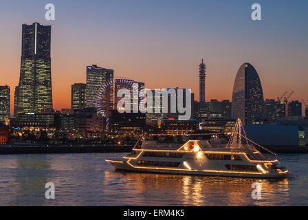 Tramonti sulla skyline di Yokohama, Giappone. Foto Stock