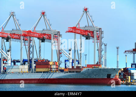 Vista sul porto di trading con gru, carichi e la nave Foto Stock