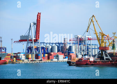 Vista sul porto di trading con gru, carichi e la nave Foto Stock