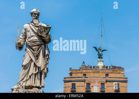 San Paolo Statua in piedi di fronte a Castel Sant'Angelo a Roma Foto Stock