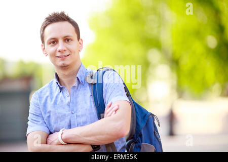 Immagine luminosa di studente in viaggio con zaino e prenota Foto Stock