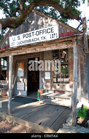 Costruito nel 1850, questa frontiera non verniciata edificio di stile è servito come Luckenbach's Post.Office fino al 1971. Foto Stock