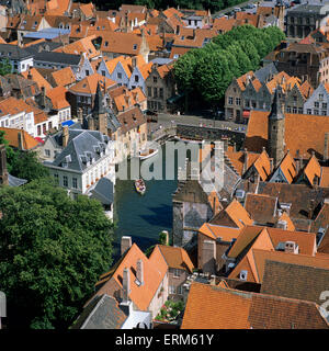 Vista aerea su tetti e Rozenhoedkaai preso dalla piattaforma di visualizzazione del campanile di Bruges Bruges, Fiandre, in Belgio, Europa Foto Stock