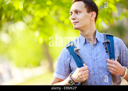 Immagine luminosa di studente in viaggio con zaino e prenota Foto Stock