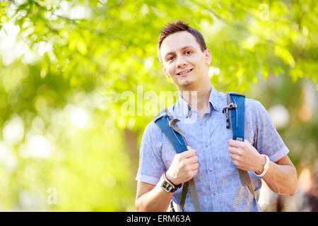 Immagine luminosa di studente in viaggio con zaino e prenota Foto Stock