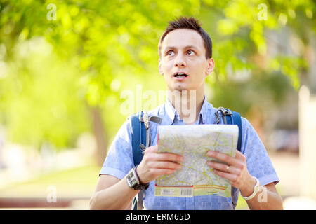 Giovane con una mappa all'aperto Foto Stock