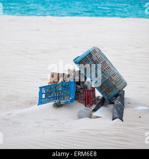 Marina di plastica i detriti raccolti dalla spiaggia per la spedizione off-isola e smaltimento. Foto Stock