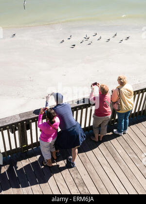 Turisti che si godono John's Pass Village, Madeira Beach, Florida Foto Stock