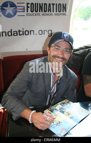 Bayeux, Normandia, Francia. Il 4 giugno 2015. Frank John Hughes che gioca a Bill Guarnere in Spielberg banda di fratelli firma autografi per i fan all'Hotel Villa Lara come parte del D-Day Festival 2015. Questo anno è il settantesimo anniversario della fine della II Guerra Mondiale. Credito: Daniel e Flossie bianco/Alamy Live News Foto Stock