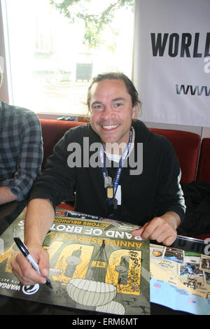 Bayeux, Normandia, Francia. Il 4 giugno 2015. Peter Youngblood Hills che gioca a Gizmo poteri in Spielberg banda di fratelli firma autografi al Villa Lara Hotel, Bayeux, come parte del D-Day Festival 2015. Questo anno è il settantesimo anniversario della fine della II Guerra Mondiale. Credito: Daniel e Flossie bianco/Alamy Live News Foto Stock