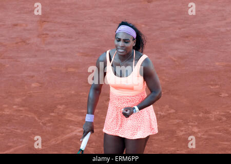 4 giugno 2015: Serena Williams di Stati Uniti d'America festeggia dopo aver vinto una semifinale partita contro Timea Bacsinszky della Svizzera il giorno dodici del 2015 Open di Francia di tennis del torneo al Roland Garros di Parigi, Francia. Williams ha vinto 46 63 60. Sydney bassa/Cal Sport Media. Foto Stock