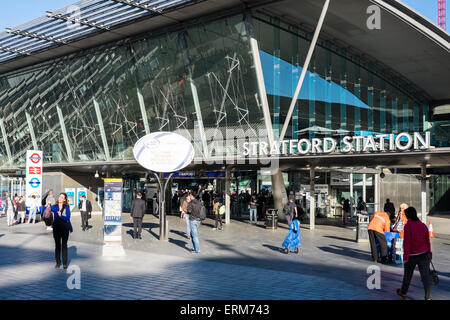 Stratford Stazione ferroviaria ingresso principale, London, England, Regno Unito Foto Stock