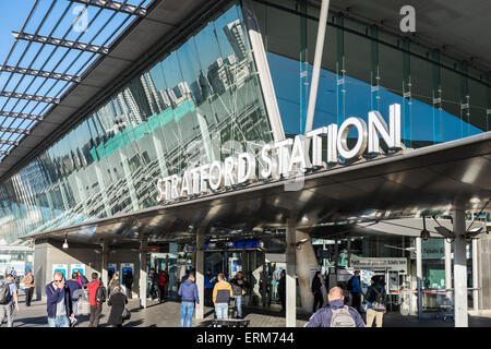 Stratford Stazione ferroviaria ingresso principale, London, England, Regno Unito Foto Stock