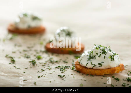 Panna fresca formaggio spalmabile con aneto su cuocere rotoli Foto Stock