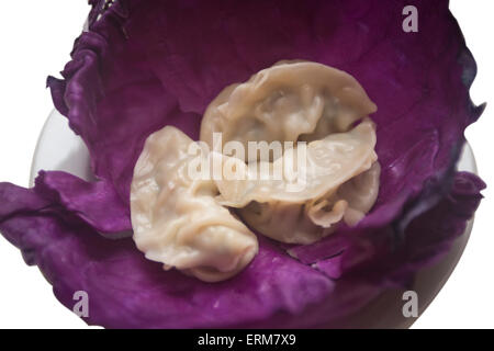 Gnocchi isolato su bianco su un cavolo viola Foto Stock