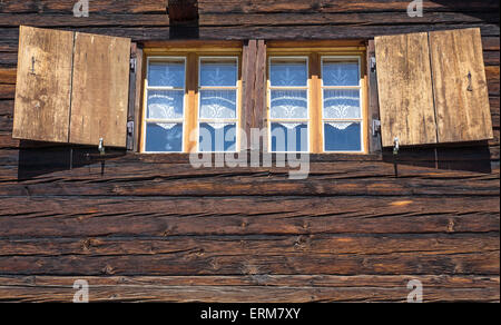 Due finestre di una capanna in legno visto nelle alpi svizzere Foto Stock