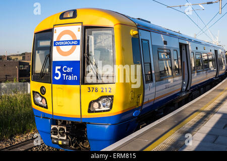 London Overground 5 auto treno a Willesden Junction, London, England, Regno Unito Foto Stock