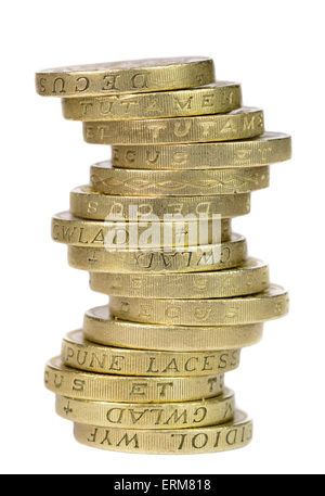 Pila di vecchi £1 monete, la moneta nel Regno Unito, su uno sfondo bianco. Pila di monete ritaglio. Foto Stock