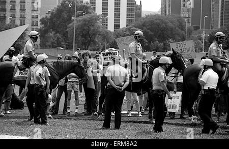 Chicago, Illinois, STATI UNITI D'AMERICA 29 giugno 1986 Lincoln Park di Chicago, KKK protestare nell'elegante zona di Chicago il lato nord. Questo è stato alla fine pianificata spot della città annuali di Gay Pride parata del giorno. Foto Stock