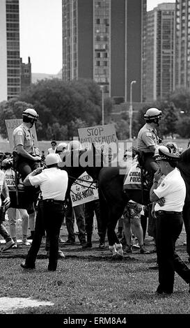 Chicago, Illinois, STATI UNITI D'AMERICA 29 giugno 1986 Lincoln Park di Chicago, KKK protestare nell'elegante zona di Chicago il lato nord. Questo è stato alla fine pianificata spot della città annuali di Gay Pride parata del giorno. Foto Stock