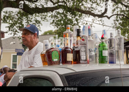 New Orleans, Louisiana - un uomo che vende bevande alcoliche dalla sommità del suo pickup truck in Washington Street. Foto Stock