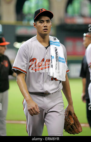 Giu 04 2015: Baltimore Orioles a partire lanciatore Wei-Yin Chen #16 cammina indietro in panchina dopo la fase di riscaldamento prima della MLB baseball gioco tra Houston Astros e la Baltimore Orioles dal Minute Maid Park a Houston, TX. (Obbligatorio credito: Erik Williams/CSM) Foto Stock