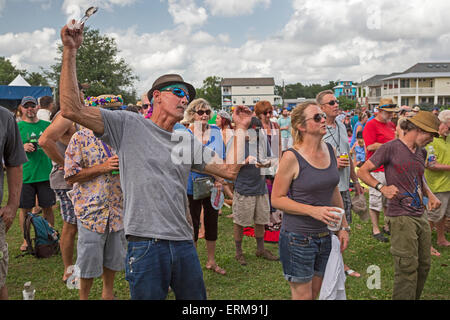 New Orleans, Louisiana - la gente ballare e ascoltare la musica durante il Mid-City Bayou Bougaloo. Foto Stock