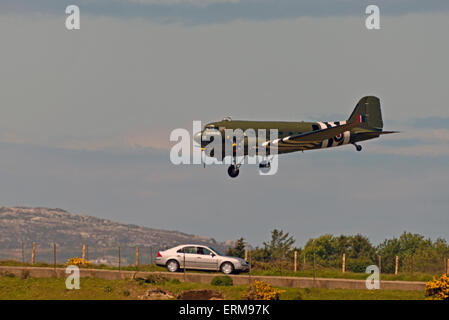 Dakota aeromobili battenti famiglie giorno Raf Valley Anglesey North Wales UK Foto Stock