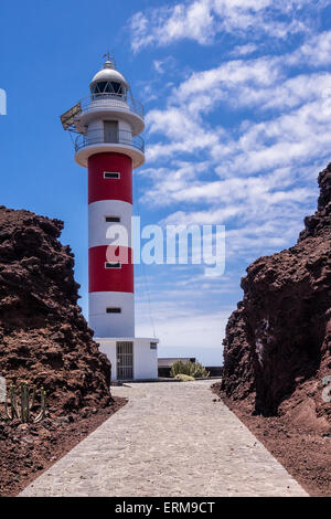 Faro di Faro de Punta de Teno sulle rive dell'Oceano Atlantico sull'isola Tenerife Foto Stock