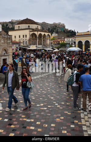 La folla di persone in piazza Monastiraki mercatino delle pulci. Strada trafficata scena sotto l'acropoli nel centro di Atene, Grecia. Foto Stock