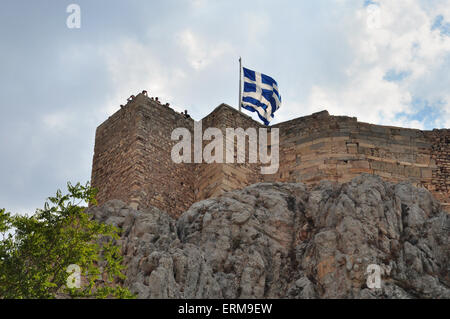 Persone che guardano la vista dall'Acropoli di Atene, Grecia. Foto Stock