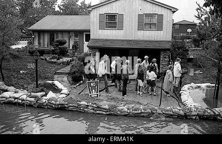 I residenti di Mount Prospect, in Illinois usare sacchi di sabbia per bloccare le acque di esondazione di entrare nelle loro case. Foto Stock