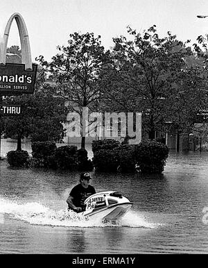 I residenti di Mount Prospect, in Illinois usare sacchi di sabbia per bloccare le acque di esondazione di entrare nelle loro case. Foto Stock