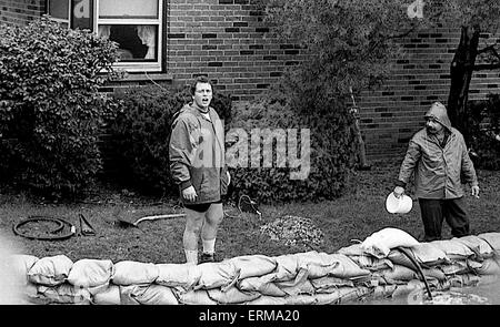 I residenti di Mount Prospect, in Illinois usare sacchi di sabbia per bloccare le acque di esondazione di entrare nelle loro case. Foto Stock