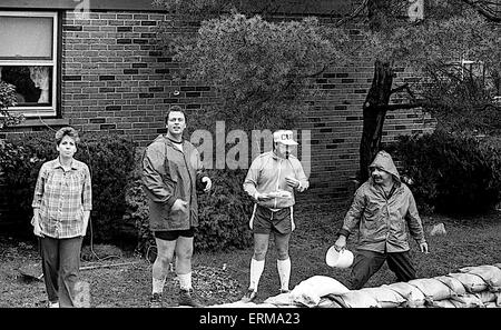 I residenti di Mount Prospect, in Illinois usare sacchi di sabbia per bloccare le acque di esondazione di entrare nelle loro case. Foto Stock