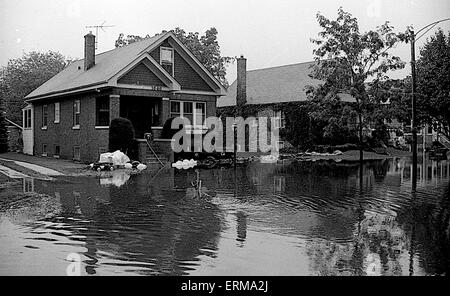 I residenti di Mount Prospect, in Illinois usare sacchi di sabbia per bloccare le acque di esondazione di entrare nelle loro case. Foto Stock