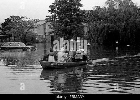 I residenti di Mount Prospect, in Illinois usare sacchi di sabbia per bloccare le acque di esondazione di entrare nelle loro case. Foto Stock