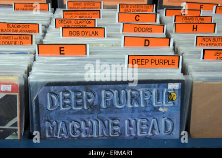 Vintage rock musica dischi in vinile in vendita archiviati in ordine alfabetico e manicotto di album per la testa della macchina di Deep Purple. Foto Stock