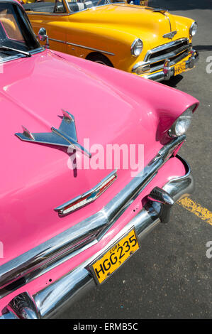 L'Avana, Cuba - Giugno 2011: Colorful vintage American cars stand parcheggiato nel centro di Avana. Foto Stock