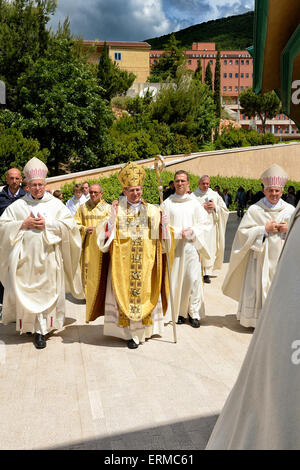 La puglia, San Giovanni Rotondo, Celebrazione Eucaristica per l esposizione permanente del corpo di San Pio dal 01 giugno 2013 Foto Stock