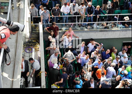 Incident sur le corte Philippe Chatrier/Une tole de couverture du Panneau de cliente sest detachee et est tombee sur le public- 02.06.2015 - Jour 10 - Roland Garros 2015.Photo : Nolwenn Le Gouic/Icona Sport Foto Stock