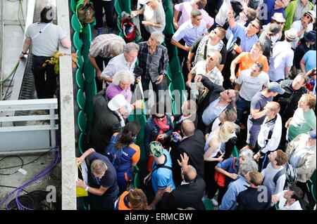 Incident sur le corte Philippe Chatrier/Une tole de couverture du Panneau de cliente sest detachee et est tombee sur le public- 02.06.2015 - Jour 10 - Roland Garros 2015.Photo : Nolwenn Le Gouic/Icona Sport Foto Stock