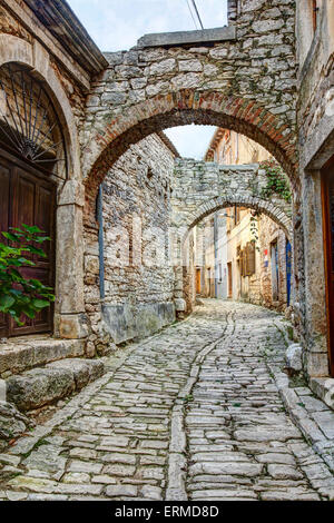 Tipica stradina nella cittadina collinare della balla o la Valle in Istria, Croazia. Foto Stock