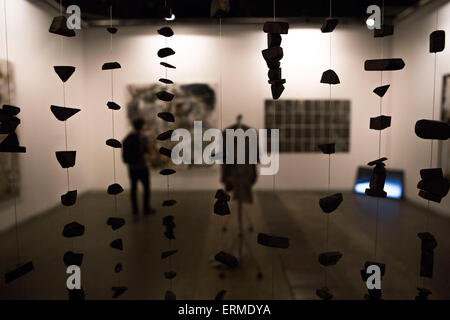 Buenos Aires, Argentina. Il 4 giugno, 2015. Visitatori guarda le opere durante la XXIV fiera di arte contemporanea, ArteBa in Buenos Aires, capitale dell'Argentina, in data 4 giugno 2015. © Martin Zabala/Xinhua/Alamy Live News Foto Stock