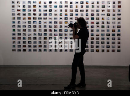 Buenos Aires, Argentina. Il 4 giugno, 2015. Un visitatore prende le foto delle opere durante la XXIV fiera di arte contemporanea, ArteBa in Buenos Aires, capitale dell'Argentina, in data 4 giugno 2015. © Martin Zabala/Xinhua/Alamy Live News Foto Stock