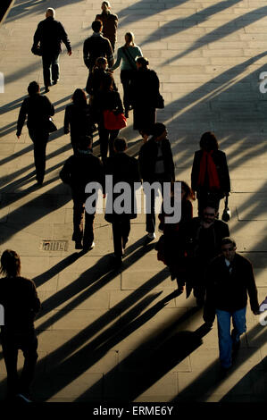 Pendolari tornando a casa dopo il lavoro Foto Stock