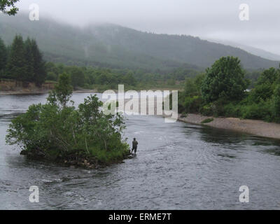 La pesca con la mosca nelle Highlands scozzesi Foto Stock