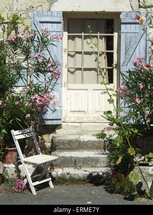 Una sede al di fuori di una casa con copertura in Francia sotto il sole Foto Stock