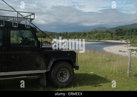 La pesca a mosca sul fiume Lochy nelle Highlands della Scozia vicino a Fort William Foto Stock