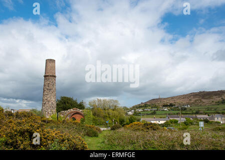 La casa di compressione a sud Tincroft miniera, vicino alla piscina, Cornwall con Carn Brea dietro. Foto Stock